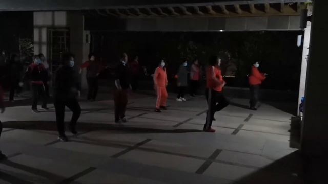 Вечерняя китайская зарядка_Зачем дети ходят в разрезанных штанах? смотреть онлайн