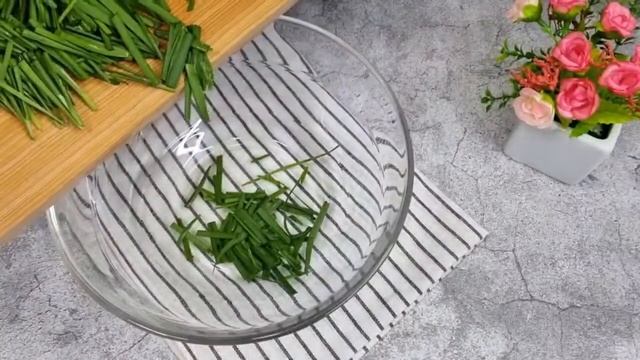 Салат из шкурок огурца по корейски. Всего три ингредиента.