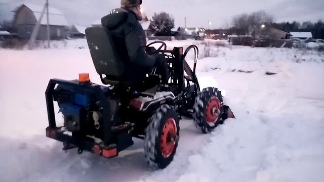 Минипогрузчик чистит снег смотреть онлайн