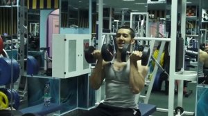 Как качать плечи? Как быстро накачать плечи? Тренировка дельт. Жим гантелей сидя