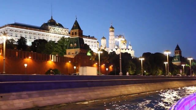Луна над храмом и Кремлем.