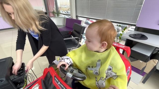 Первая стрижка Лео. Решили стричься в парикмахерской. смотреть онлайн