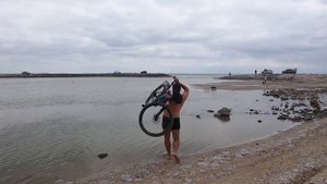 Переходим промоину в брод. Велопутешествие вдоль азовского моря Кирилловка Степановка