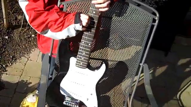 Squier Mini Strat смотреть онлайн