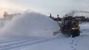 Фрезерно-роторный снегоочиститель для мини-погрузчика в работе - навесные снегоочистители - КИИТ