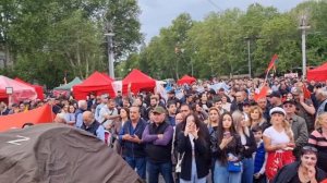 Часть митингующих в Армении  носит знаки "Z" (на видео на палатке) и и георгиевские ленточки.