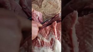 Разделка части туши кабана охотничьим ножом