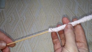 Взяла СПИЧКУ, САЛФЕТКУ, НИТКИ и парафиновую СВЕЧУ/ Вот  что получилось. Полезная самоделка для жизн