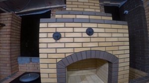Барбекю в открытой беседке из пустотелого кирпича.