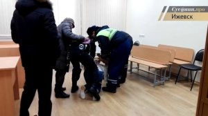 Как девушка дралась с сотрудником ГИБДД