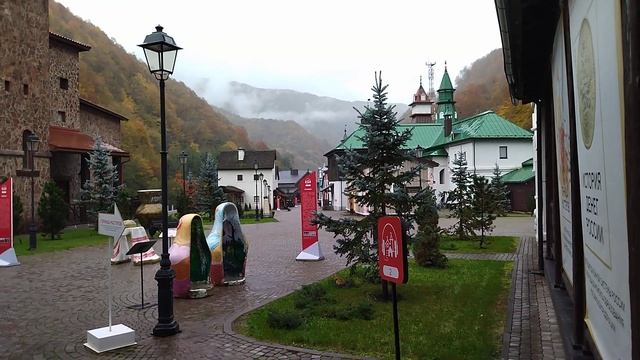 04.11.2022. Россия. Краснодарский край. Роза Хутор. Парк Моя Россия. Под навесом центральных врат смотреть онлайн