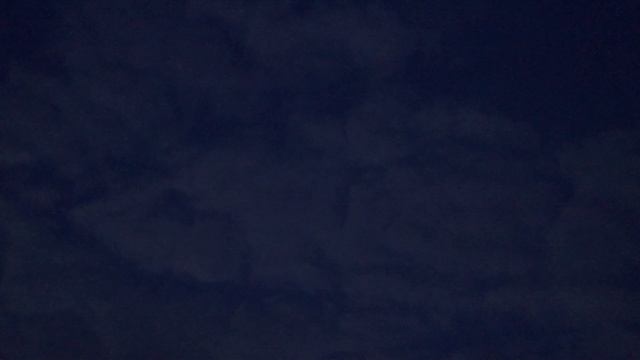 что за мощный фонарик? свет ночном небе в облаках. какая мощность светодиодного фонарика? смотреть онлайн