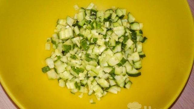 Вкусный салат со свежим и соленым огурцом