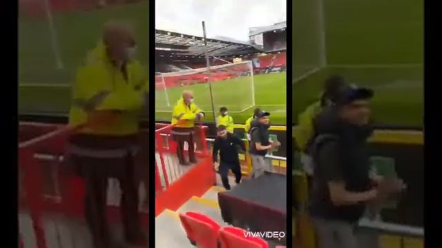 Pogba and Diallo raise the Palestinian flag at Old Trafford.