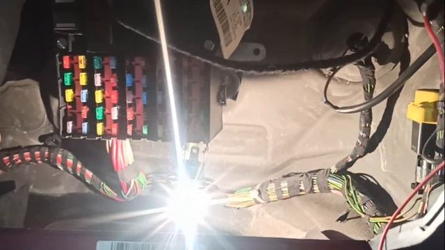 Ford Fusion перегорает предохранитель на габариты и подсветку номера. смотреть онлайн