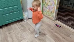 Танец маленькой девочки.Маленькая Ксюша 2 года