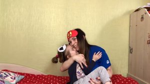 Мама ложит спать малышей и поет им колыбельную