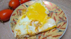 Яичница с луком и томатным соусом