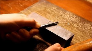 Как расплющить проволоку и звенья цепочки. Плющим медную проволоку с помощью медицинского пинцета.