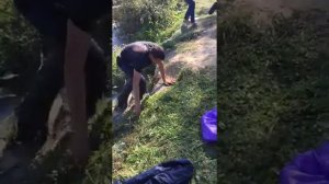 Алкаши дерутся на берегу реки