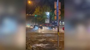 В Тбилиси затоплены улицы после мощного ливня