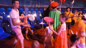 Крутим тарелочки на палке Мастер-класс по цирковому искусству для детей