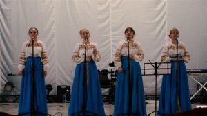 "Вьется, вьется в даль моя дороженька"