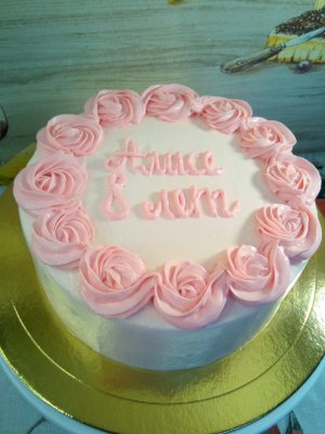Розовый торт молочная девочка с кремом чиз на сливках. Минималистичное украшение кремом для девочки