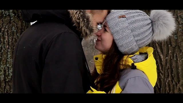 Романтическая прогулка влюблённых в зимнем лесу. Love Story.