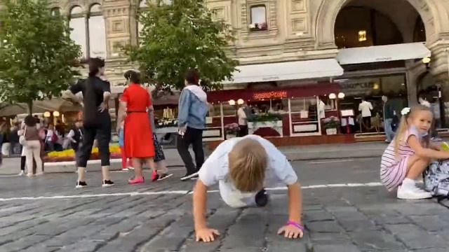 МАЛЬЧИК ОТЖИМАЕТСЯ/на КРАСНОЙ ПЛОЩАДИ?! смотреть онлайн