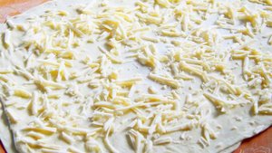 Слоеные лепешки из пельменного теста с сыром