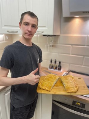 Невероятно сочный пирог из слоеного теста и  свино-говяжьего фарша