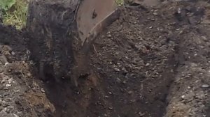 Экскаватор ЮМЗ в работе,копает траншею для трубы.