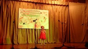 Саша Меренкова поёт песню: "У моей России длинные косички".