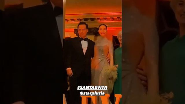 Natalia Oreiro y el elenco en la escalera del Teatro Colón en la Avant Première de "Santa Evita" (3