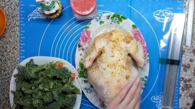 Курица с карри и брокколи, запеченная в духовке