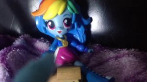 Почему мама ругает дочку????