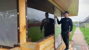 Окна ПВХ и москитная сетка на большой беседке из бревна.