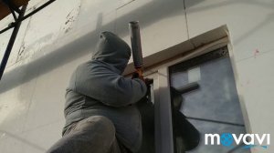 Щель между элементом примыкания и утеплителем нужно аккуратно запенить клей-пеной Ceresit CT84