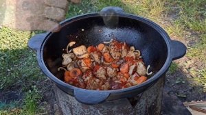 Готовлю думляму в казане на костре на рыбалке.