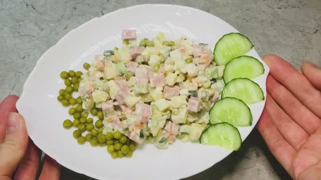 Оливье с колбасой всегда готовлю с двумя видами огурцов. Мне кажется, что так вкуснее