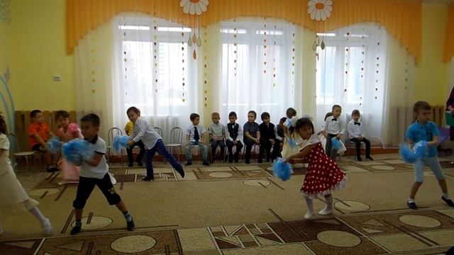 Веселый танец с султанчиками "Дождик" в подготовительной группе. Осенний утренник смотреть онлайн