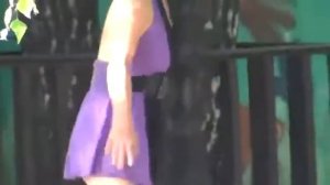 пьяная девка без трусов делает акробатику на улице