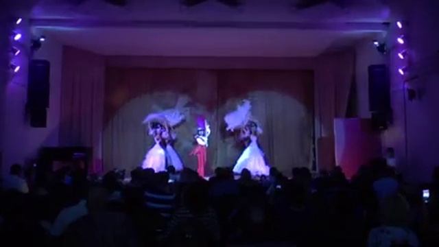 Королевский марш. Танец с  белыми веерами.