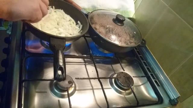 КУРИНАЯ ПЕЧЕНЬ ЖАРЕННАЯ С РИСОМ АЛЬДЕНТЕ И ОБЖАРЕННЫМ ЛУКОМ