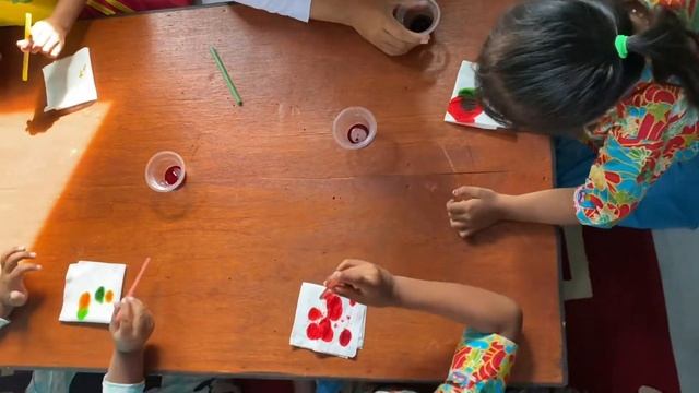 MEMBUAT BATIK TEHNIK TIUP DITISU MENGGUNAKAN PEWARNA MAKANAN #KELOMPOKBERMAIN #PAUD #KBPKKRINGINSAR смотреть онлайн