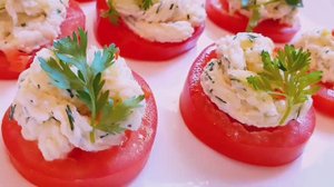 Закуска с сыром, чесноком и зеленью. Раньше  такую закуску готовили на праздничный стол.