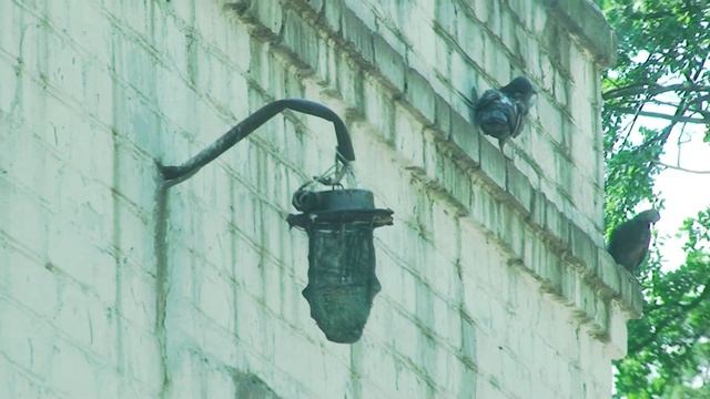 Старая бытовка дворников и уличный светильник НСП О2-100-00 У2 100 вт, 220 v смотреть онлайн