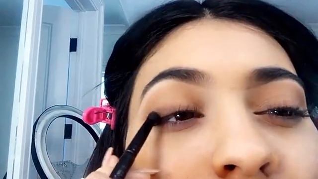 Kylie Jenner gives a Snapchat makeup tutorial using her KYShadow [FULL VIDEO] смотреть онлайн