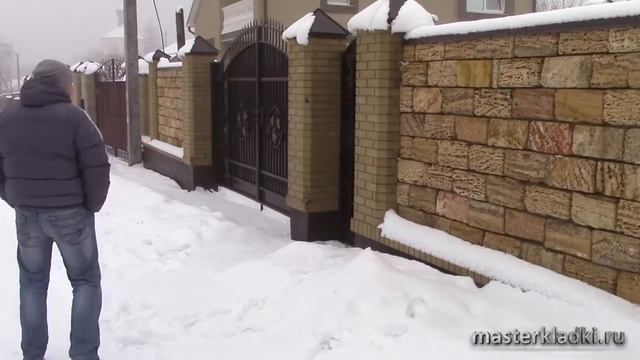 Обзор забора=ракушечник в глубокий шов - [© masterkladki]